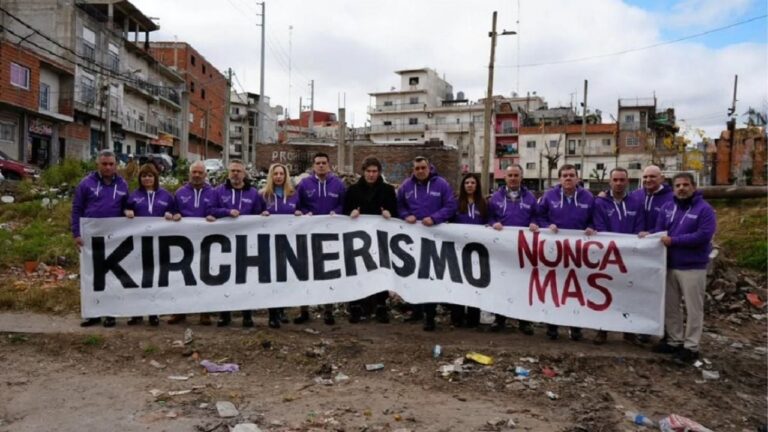 Javier Milei lanzó la campaña bonaerense con una polémica foto