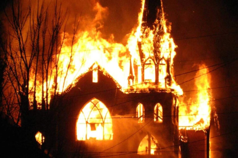 Un inmigrante marroquí provoca destrozos e incendia una iglesia en Granada