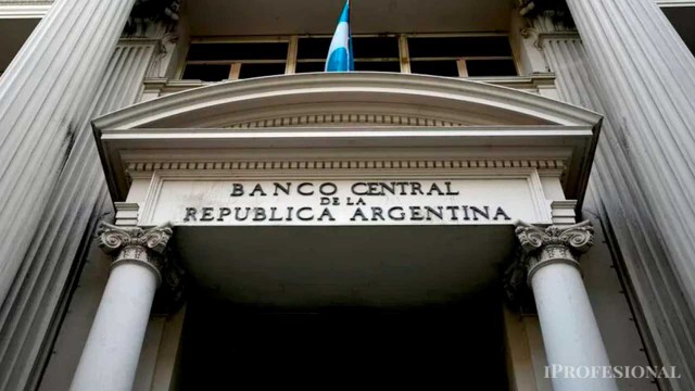 El BCRA aumenta la presión y se reflota la idea de «Banca Simons», un modelo elogiado por Milei