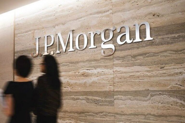 Una mujer de 85 años acusa a un banco por no haber impedido que su hijo le robara US$8 millones