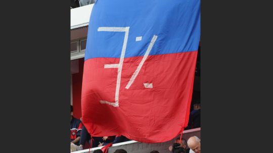 En San Lorenzo también ‘jugó’ Karina Milei: colgaron una bandera, breve y letal, que decía 3%