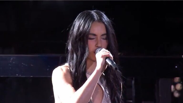 Lali Espósito volvió a sorprender a sus fans en Vélez: cantó «Vencedores Vencidos» de los Redondos