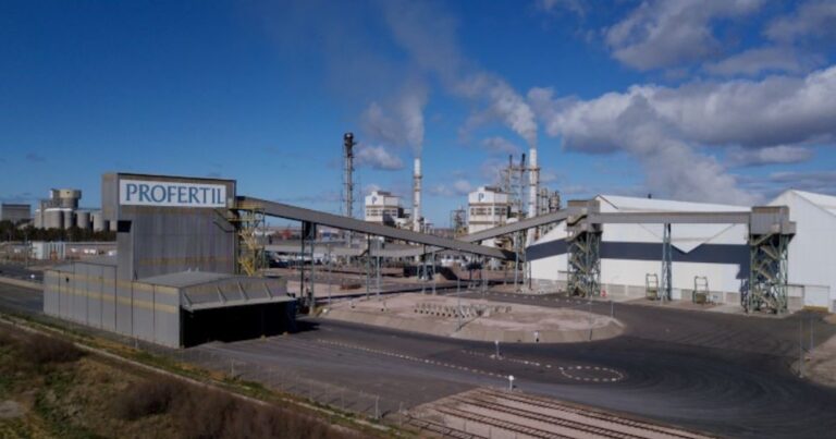 Otra multinacional se va de la Argentina: dos gigantes del agro compraron el 50% del mayor fabricante de fertilizantes del país