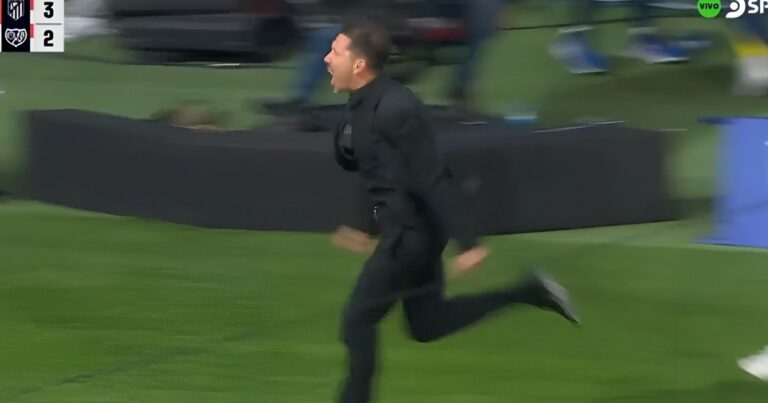 Video: la loca corrida de Simeone y el emotivo abrazo con Julián luego de su triplete ante el Rayo Vallecano
