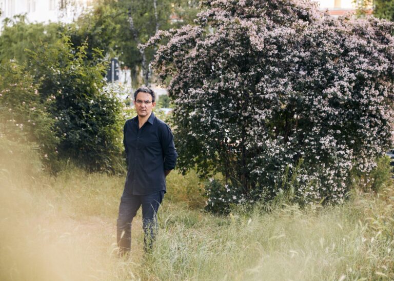 Juan Gabriel Vásquez. La dinámica de las redes sociales conduce a sociedades rotas, atomizadas