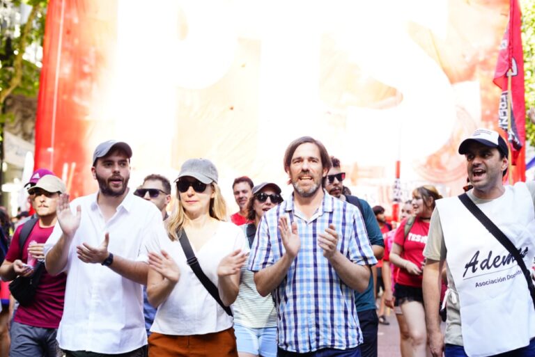 Del Caño en Plaza de Mayo: Exigimos paro nacional activo el día que se trate en el Congreso