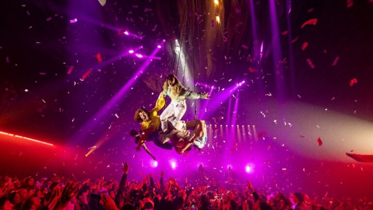 Fuerza Bruta ft. Los amantes de La Boca: un show lleno de ritmo y fiesta