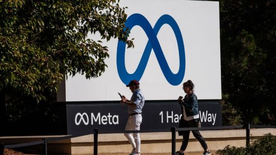 Meta enfrenta una demanda por descargar películas para adultos para entrenar a su IA