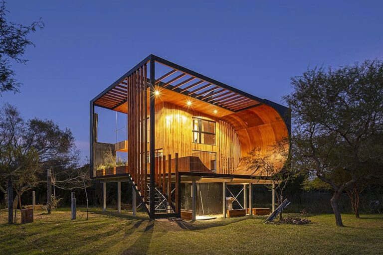 Cómo es la casa que se construyó en el Delta con una pista de skate en su fachada