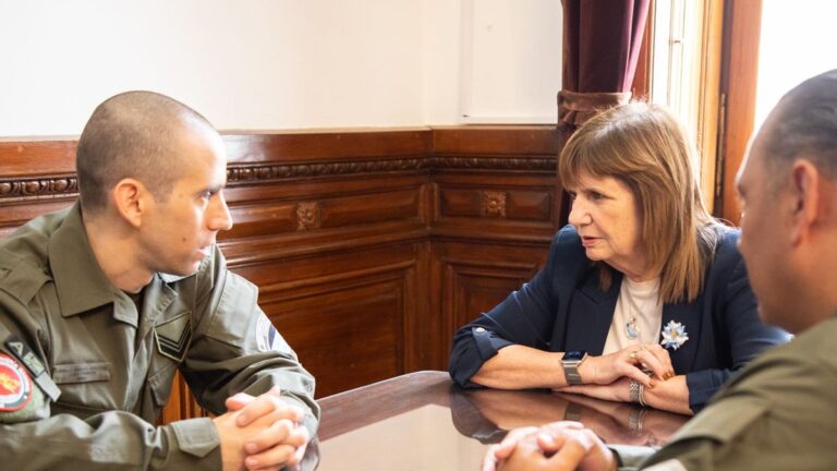 Aun sin reconocer los esfuerzos de la AFA, Patricia Bullrich recibió al gendarme Nahuel Gallo