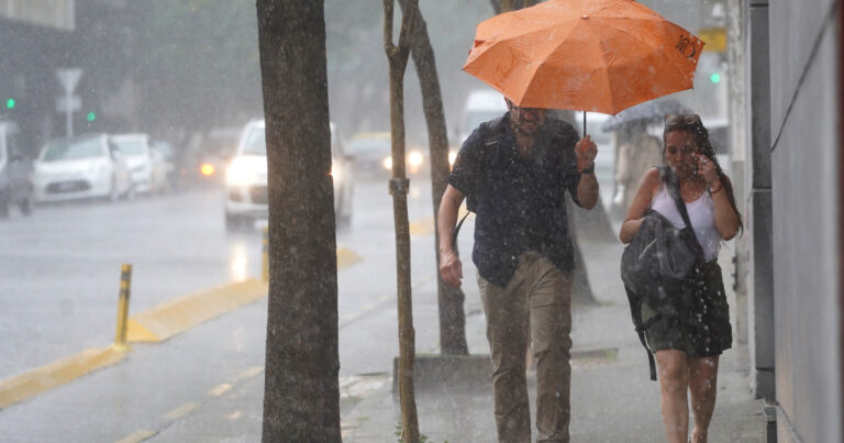 El cielo se puso negro y cayó un diluvio en la Ciudad y el Gran Buenos Aires: cómo seguirá el tiempo y las alertas en las provincias