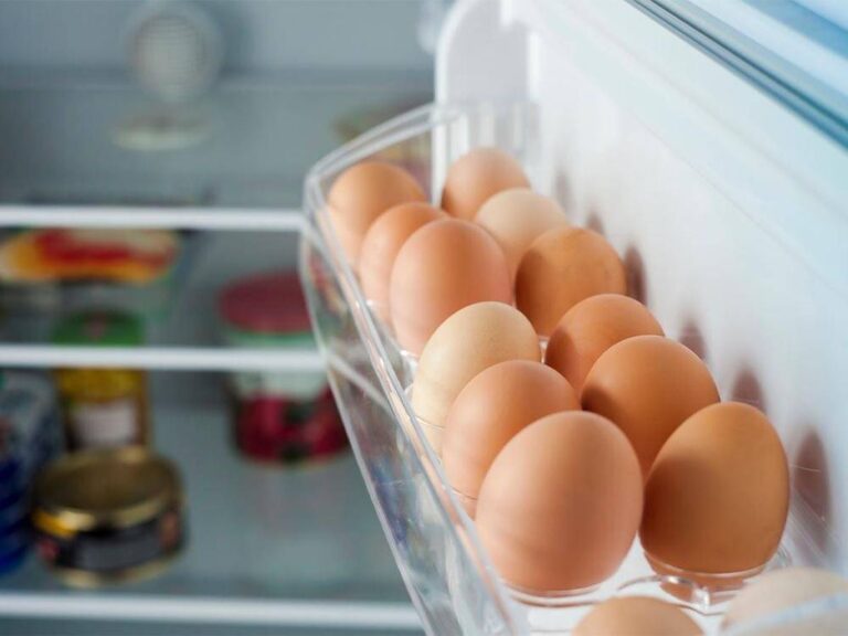 Cuánto duran realmente los huevos duros en la heladera? Esto debés hacer si los guardás pelados