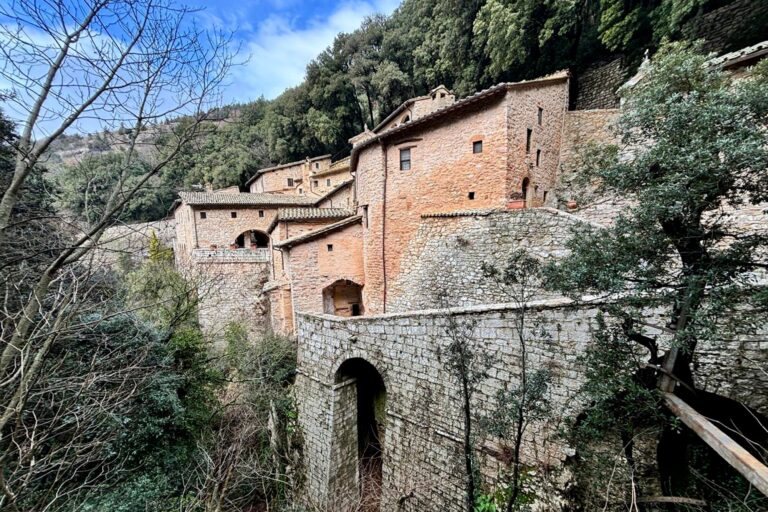 En el corazón de Italia: visita al misterioso refugio de San Francisco de Asís, a 800 años de su muerte
