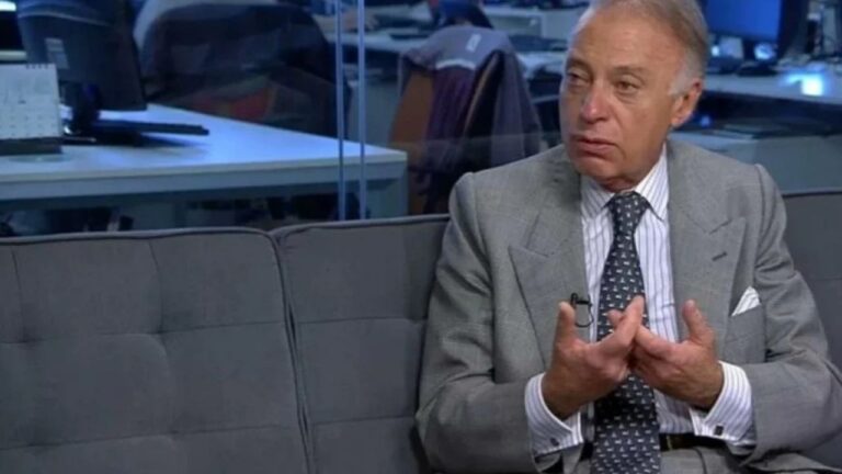 Eduardo Gerome, exjuez mendocino, analizando documentos legales.