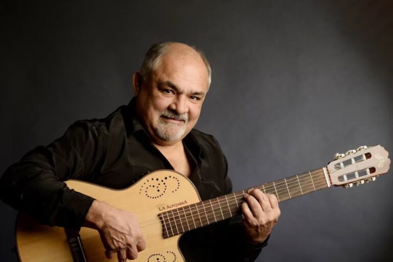 Lucho González, guitarrista y compositor, tocando la guitarra criolla.