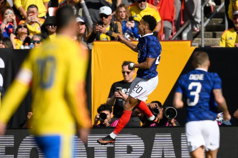 Jugadores de Francia y Colombia durante el partido amistoso en el FedEx Field de Maryland.