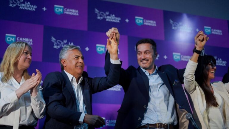 Gráfico mostrando métricas de redes sociales de políticos de Mendoza en pantalla de computadora