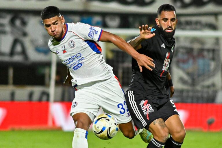 San Lorenzo empata con Riestra en el debut de Álvarez