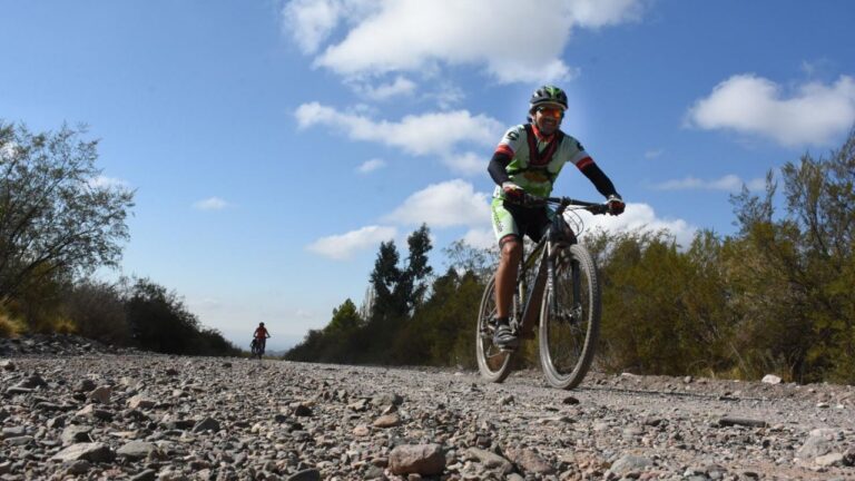 Corredores de mountain bike compitiendo en los circuitos del Parque Deportivo de Montaña, Mendoza