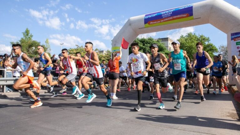 Corredores participando en la edición anterior del Donatón en el Parque General San Martín de Mendoza.