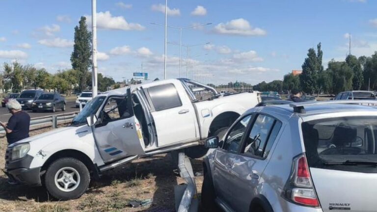Camioneta volcada en el Acceso Sur de Mendoza tras un accidente de tránsito.