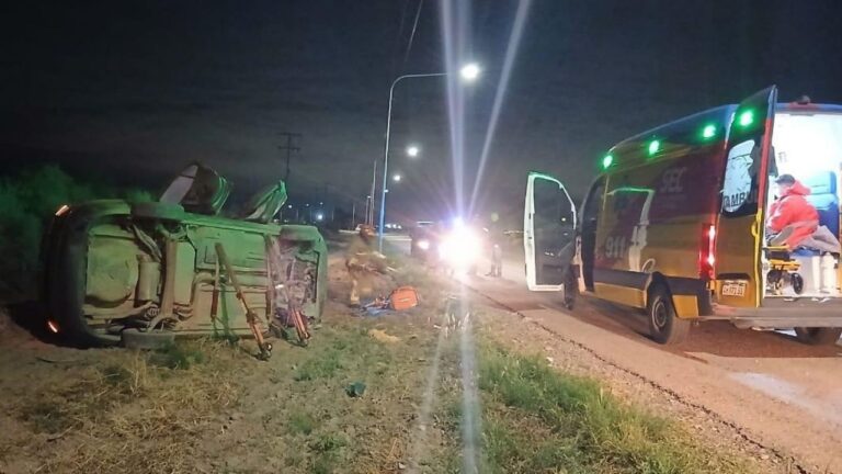 Vehículo accidentado tras volcar en la ruta de Lavalle, con presencia de servicios de emergencia.