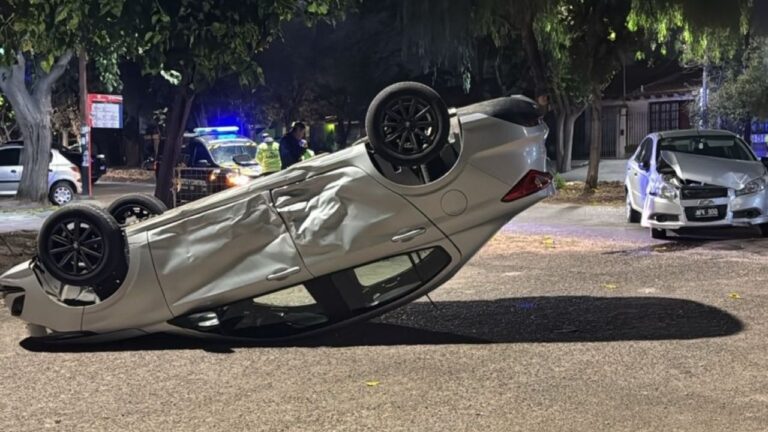 Accidente de tránsito con vehículo volcado en intersección de Luján de Cuyo