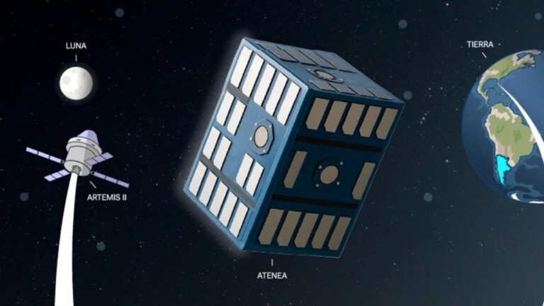 Ilustración del microsatélite ATENEA, un CubeSat, orbitando la Tierra con el logo de CONAE y NASA visibles.