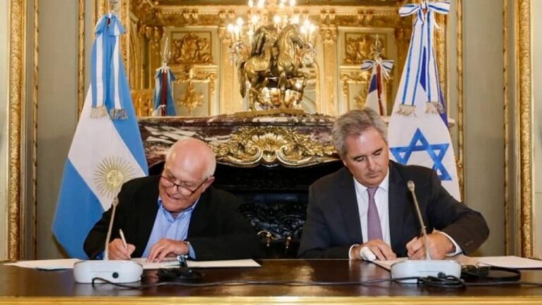 Sello de la Cancillería argentina y banderas de Argentina e Irán