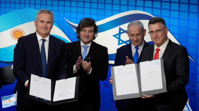 Presidente Javier Milei y primer ministro Benjamin Netanyahu durante la firma de acuerdos en Israel.