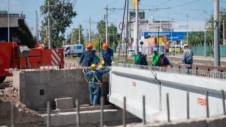 Trabajos de construcción y montaje de vigas en la obra del nuevo puente que conectará Godoy Cruz con la Costanera, en Mendoza.