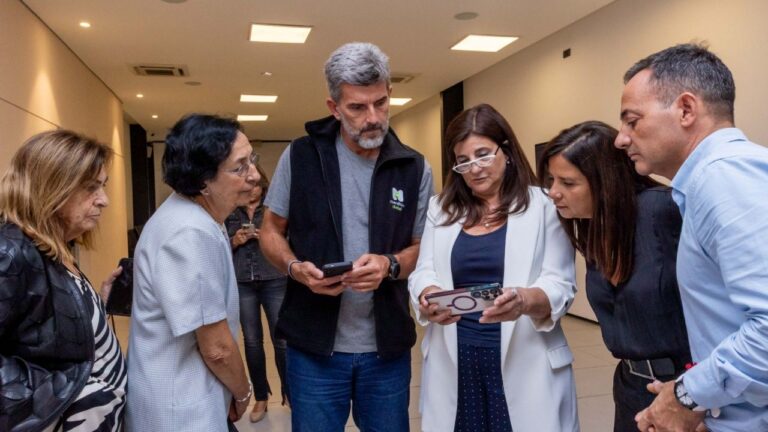 Firma del convenio para la sala inmersiva en la Casa de San Martín, Mendoza, con autoridades municipales y provinciales.