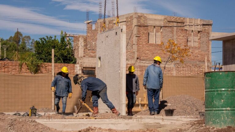Obras de construcción de viviendas en el predio de la ex fábrica Aliar, en el barrio La Favorita, Ciudad de Mendoza.