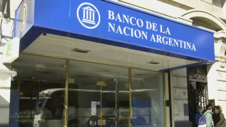 Trabajador bancario revisando documentos en una sucursal de Mendoza