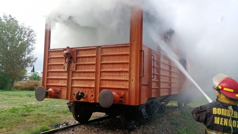 Bomberos trabajando en la extinción de un incendio en un vagón de tren en el parque La Palmira