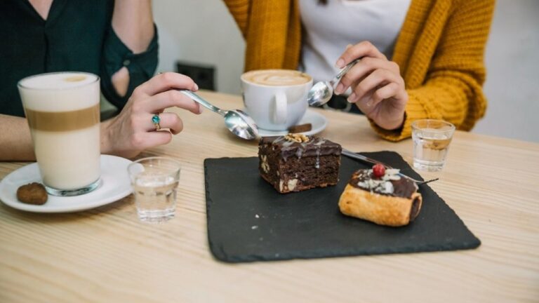 Personas disfrutando de café y música en el ciclo Cafeteando con sintonías en Godoy Cruz, Mendoza.