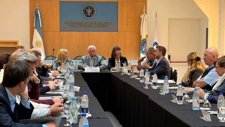 Representación gráfica de una reunión de trabajo entre representantes del sector de comercio exterior.