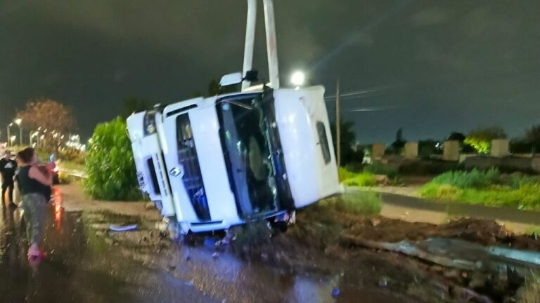 Camión volcado en una calle de Carrodilla, Luján de Cuyo, con presencia de servicios de emergencia.