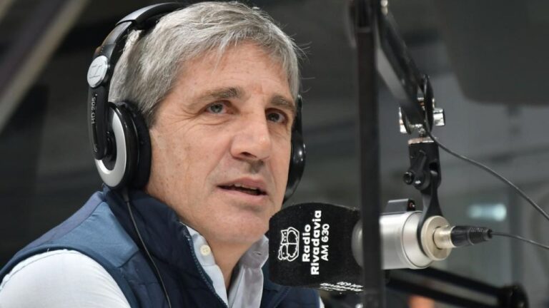 Ministro de Economía Luis Caputo durante su discurso en un evento empresarial.