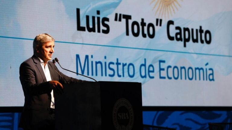 El ministro de Economía, Luis Caputo, durante su participación en un panel en Washington.