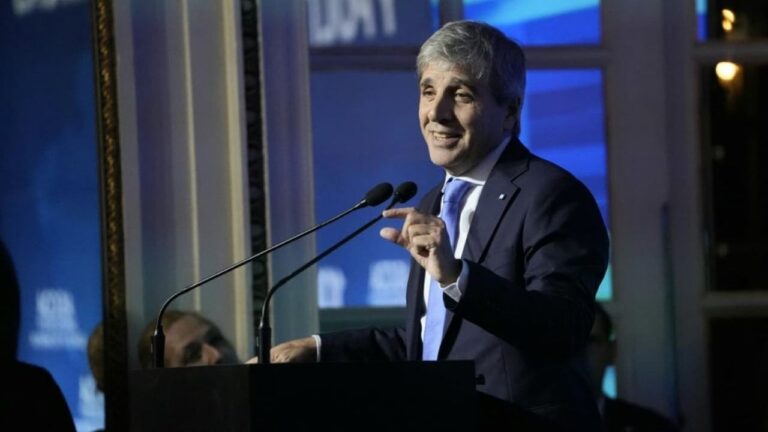 Luis Caputo, ministro de Economía, en una conferencia de prensa.