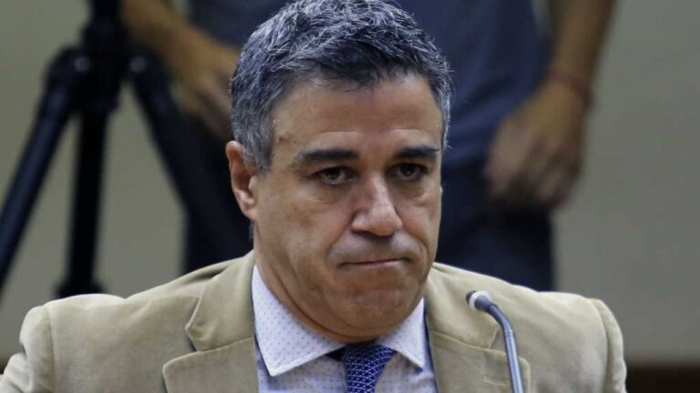 Símbolo de la justicia argentina y logo de la AMIA, representando la causa judicial.