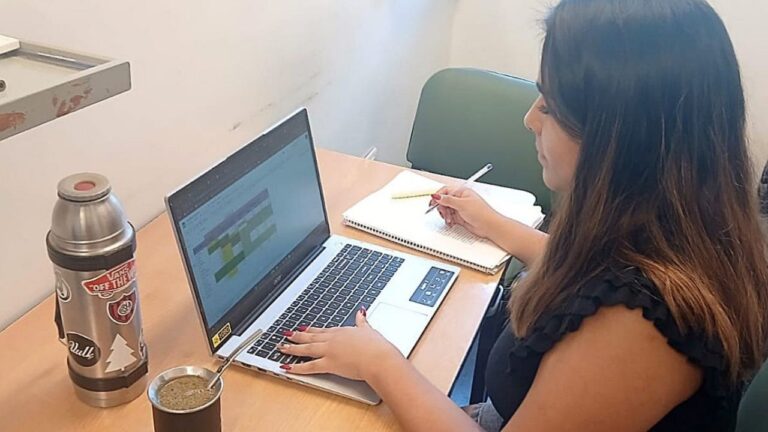 Edificio del CENS 3-456 en Guaymallén, Mendoza, donde se dictan cursos a distancia.