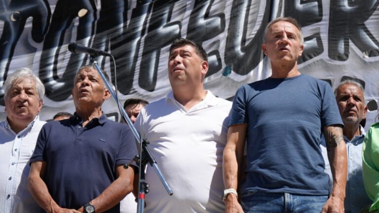 Dirigentes de la CGT durante el anuncio de la movilización del 30 de abril en Plaza de Mayo.