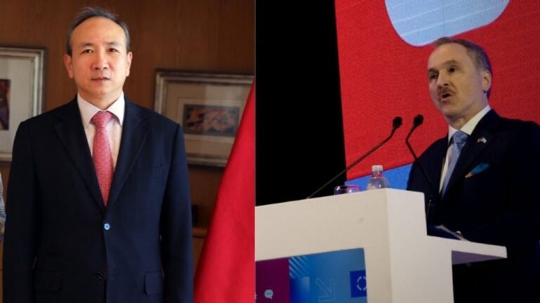 Bandera de China y bandera de Argentina en un contexto diplomático.