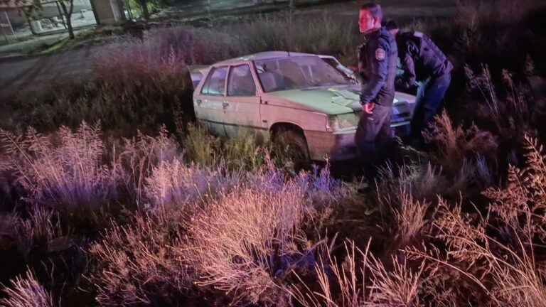 Accidente de tránsito en el Acceso Sur de Luján de Cuyo, con vehículos involucrados y personal de emergencias en el lugar.