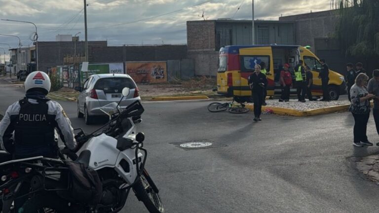 Ilustración de un escenario de tránsito en una rotonda, representando un accidente de tránsito.