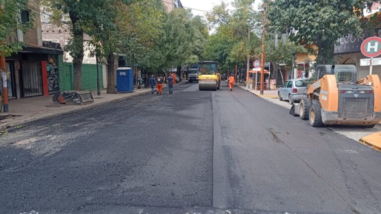 Calle General Paz en el centro de Mendoza reabierta al tránsito tras obras de asfaltado