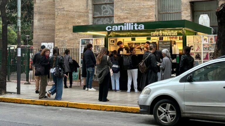 Puesto de diarios tradicional en una calle de la Ciudad de Mendoza