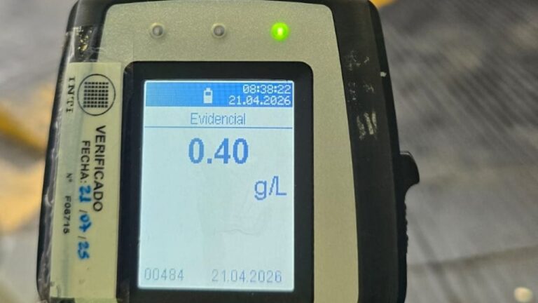 Agentes de la CNRT realizando un control de alcoholemia en la Terminal de Ómnibus de Mendoza